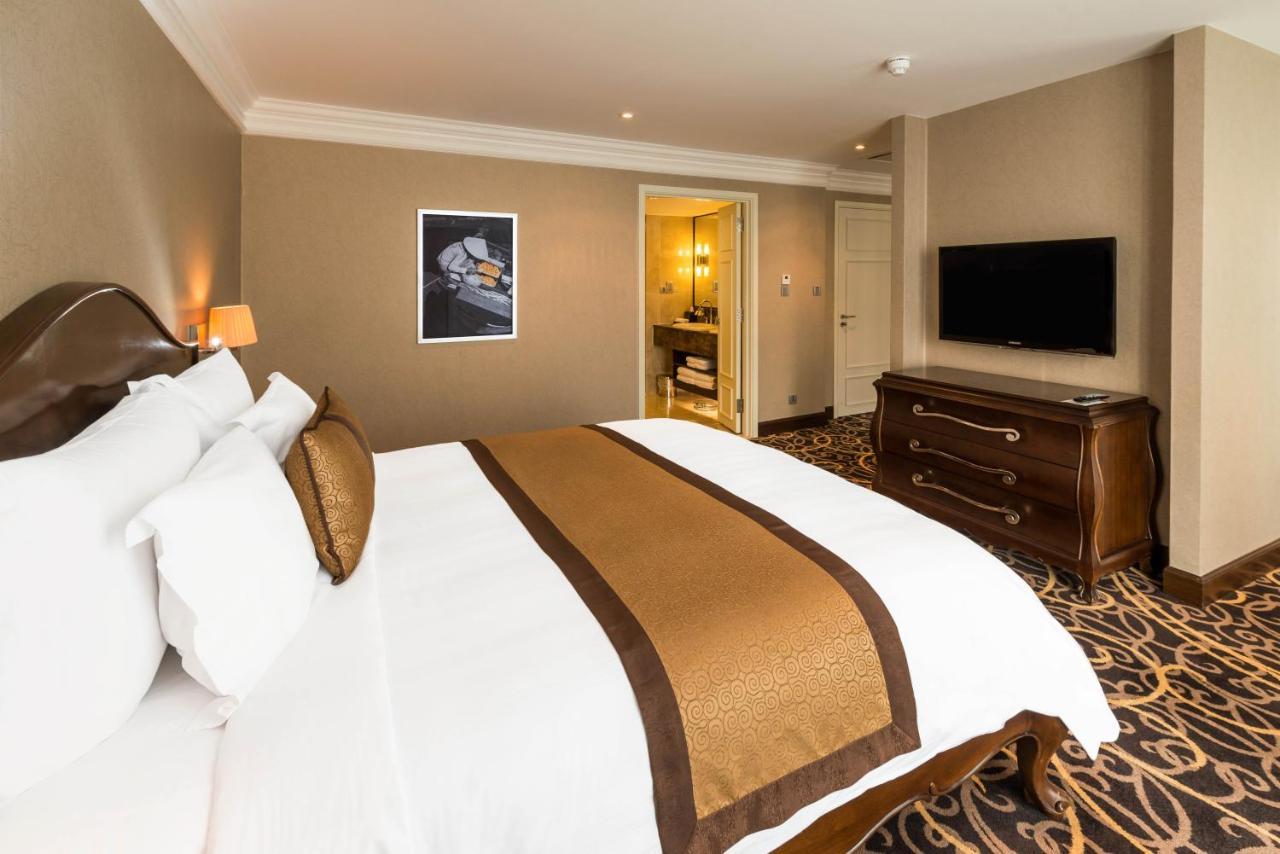 Eastin Grand Hotel Saigon Хошимин Экстерьер фото A bedroom at the hotel