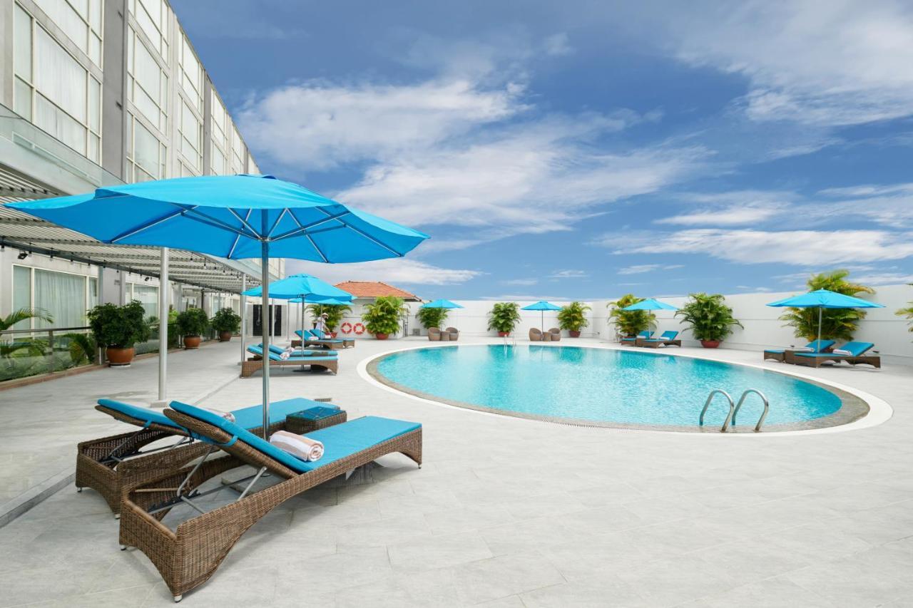 Eastin Grand Hotel Saigon Хошимин Экстерьер фото Pool at the hotel