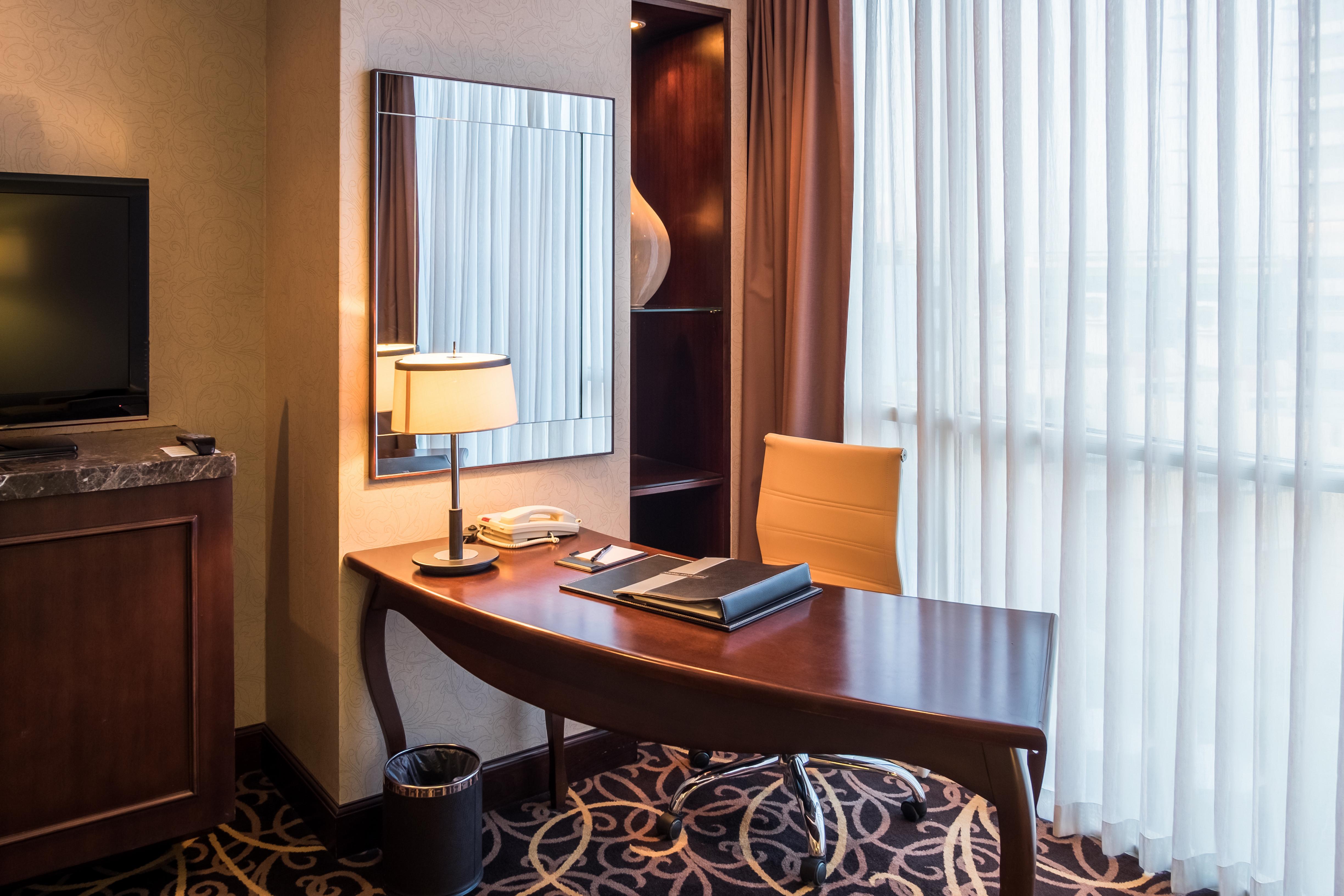 Eastin Grand Hotel Saigon Хошимин Экстерьер фото A work desk in a hotel room