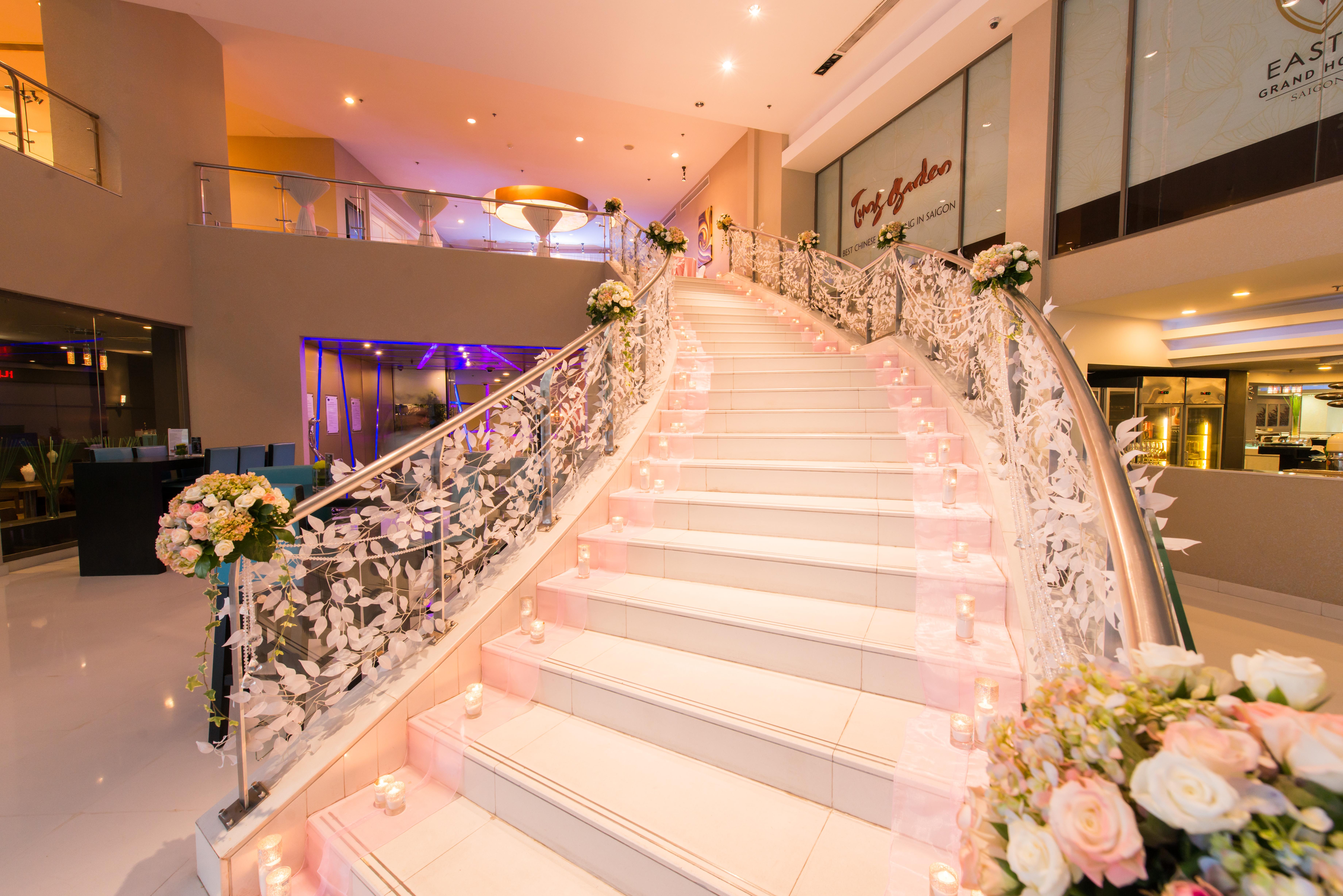 Eastin Grand Hotel Saigon Хошимин Экстерьер фото The staircase at the lobby