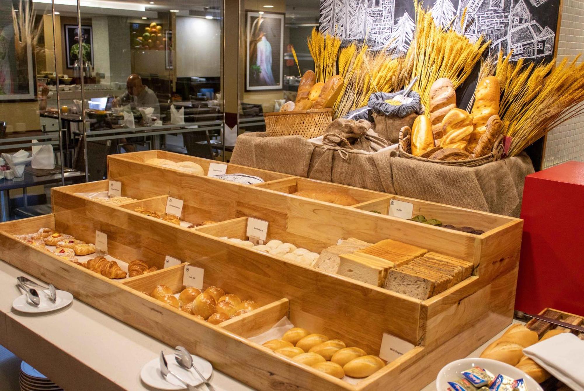 Eastin Grand Hotel Saigon Хошимин Экстерьер фото Bread station