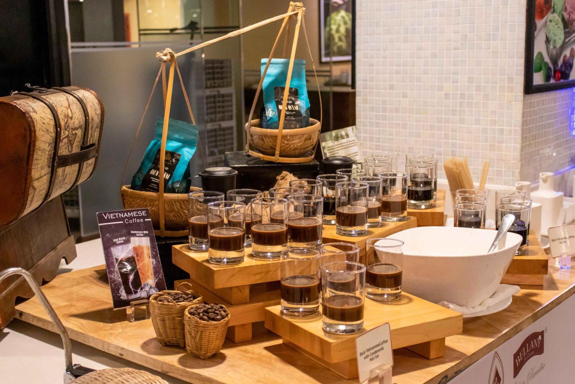 Eastin Grand Hotel Saigon Хошимин Экстерьер фото A coffee tasting