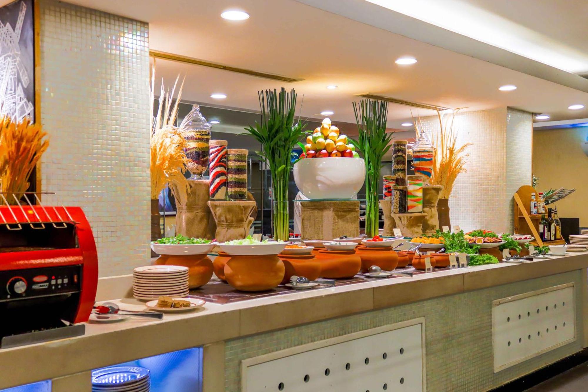 Eastin Grand Hotel Saigon Хошимин Экстерьер фото A buffet at a hotel